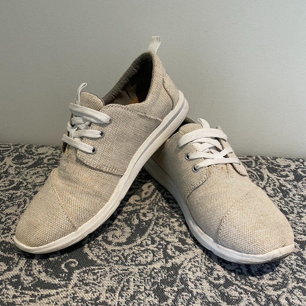 Like New Toms Cream Sneakers with metallic accent fits Women's size 6